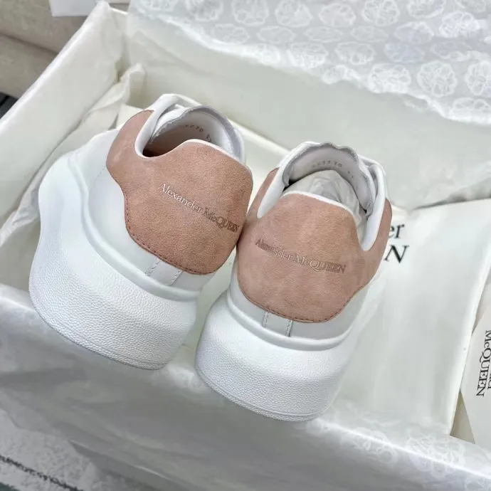 👟👟Ex-factory price 480👟👟 Alexander McQueen classic white shoes ※Original leather: A-grade imported full-grain! With particles! With fragrance! Genuine original cowhide fabric ※Inner leather material: Imported AAA grade mixed breed sheep lining! ※Leather material for foot pads: Imported AAA grade mixed-breed sheep foot pads! ※Exclusive outsole private model development! I👟👟Ex-factory price foam outsole, odorless, wear-resistant, elastic, and will never turn yellow! ※Each pair of shoes leaves the factory in strict accordance with the "five sizes in one" standard from packaging to shoes! ※The latest counter has a full set of packaging, whether you keep it for yourself or give it away, it is a quality choice! The aircraft box packaging needs to be clearly marked! ※The best classic color matching for counter models + and the number continues to increase! ※Women's clothing 35-39 ※Women's sizes 34 and 40 are custom-made and are non-returnable and non-exchangeable! ※Female sizes can be customized in half sizes, no refunds or exchanges! 36.5#, 37.5#, 38.5# ※Men's clothing 40-44 ※Men's sizes 39 and 45 are non-refundable. ※Support the same style and color to change to similar sizes!
